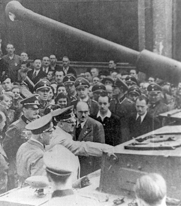 Гитлер в окружении высших офицеров Вермахта и СС осматривает один из первых - фото 21