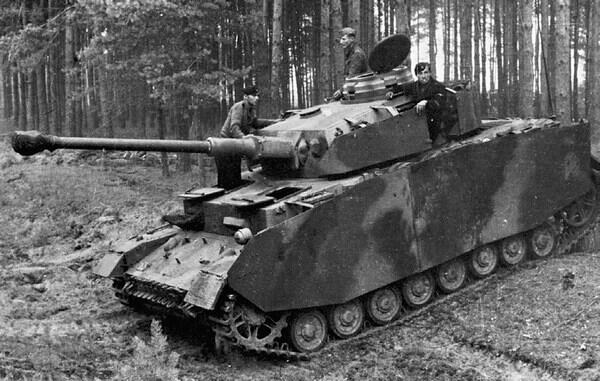 PzIV AusfJ ранних выпусков Почти полное внешнее соответствие модификации Н - фото 29