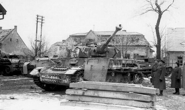 PzIV AusfJ захваченный в г Тата Венгрия март 1945 года На машине - фото 31