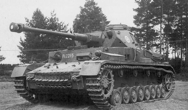 PzIV AusfJ финской армии Обращают на себя внимание курсовой пулемет ДТ - фото 42