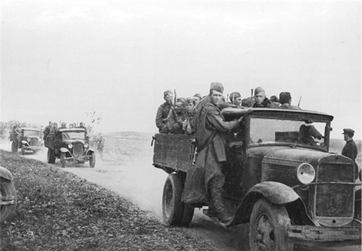 Красноармейцы по тревоге занимают боевые позиции 1941 г Гитлеровская - фото 6