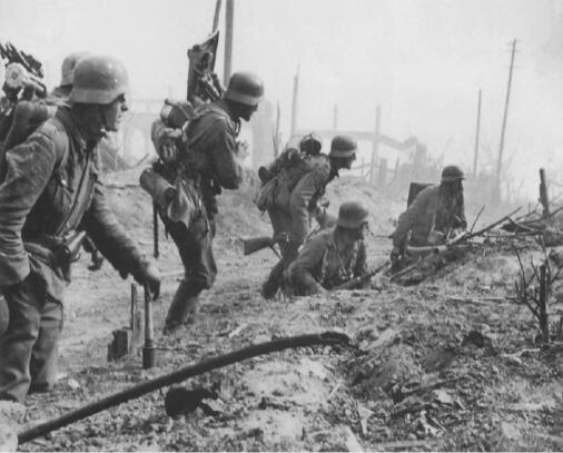 Гитлеровская пехота идёт в атаку 1941 г Автор выражает глубокую - фото 7