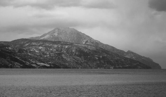 Вершина Святой Горы Афон почти всегда скрыта облаками Предо мной раскрыт - фото 1
