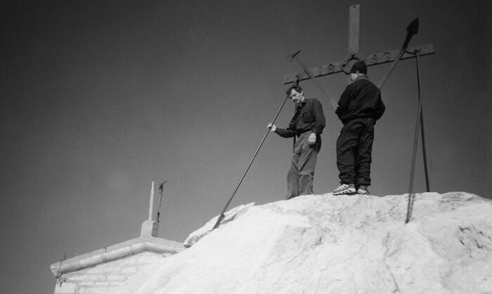 Паломники у креста на вершине Афонской Горы Один паломник XIX столетия - фото 3