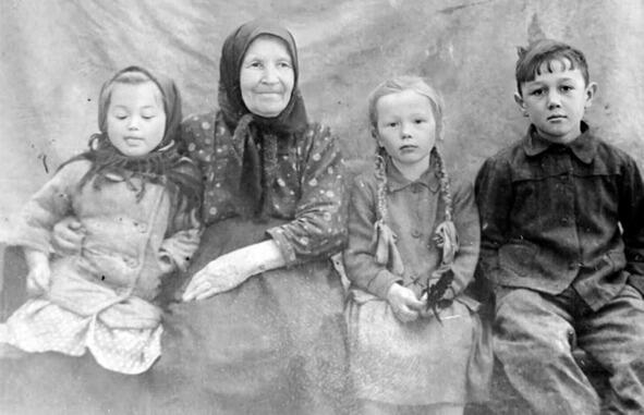 Дети Дудиковых с сестрой своего деда Степана бабой Лизой Конец 50х После - фото 1