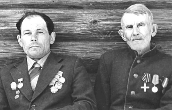 Дед Саша с отцом Степаном Крест у прадеда самодельный серебряный продал в - фото 2
