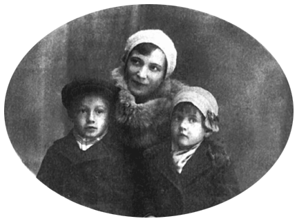 Галина с матерью и братом 1930 г Зинаида играла на гитаре и распевала - фото 3