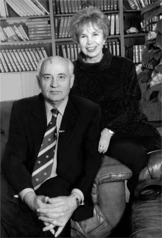 15 Mikhail and Raisa Gorbachev at the Gorbachev Foundation 1998 Photo Heidi - фото 15