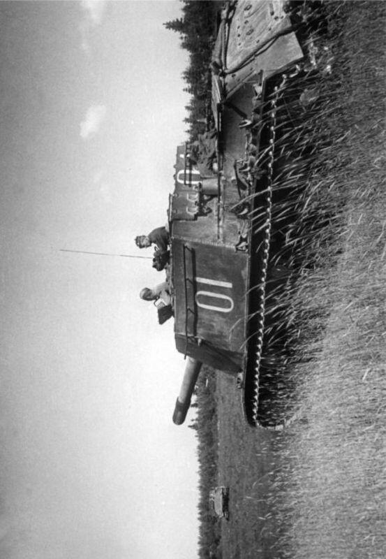 ИСУ152 выдвигаются к передовой Прибалтика 1944 год Батарея ИСУ122 на - фото 174