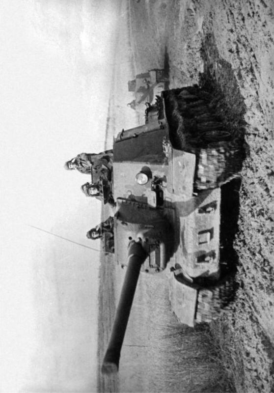 Батарея ИСУ122 на марше 1й Украинский фронт 1945 год Батарея ИСУ122 на - фото 175