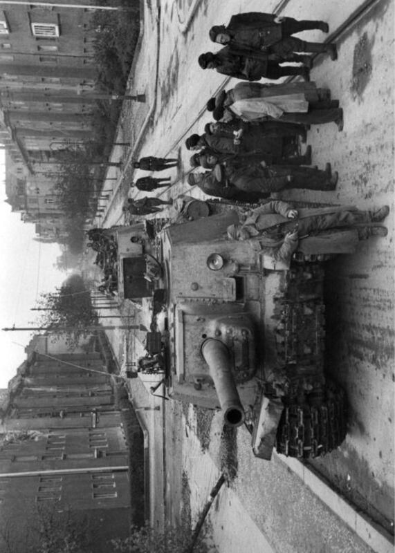 Батарея ИСУ122 на окраине Берлина Апрель 1945 года ИСУ122 на одной из - фото 176