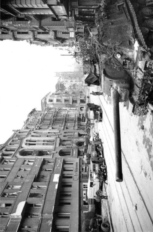 ИСУ122 на одной из улиц поверженного Берлина Май 1945 года Колонна - фото 177