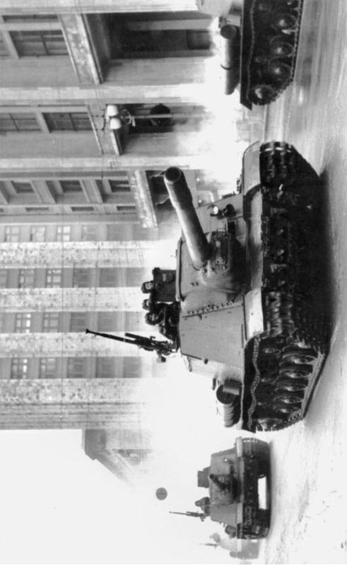 Колонна ИСУ152 движется на Красную площадь Москва 7 ноября 1948 года - фото 178