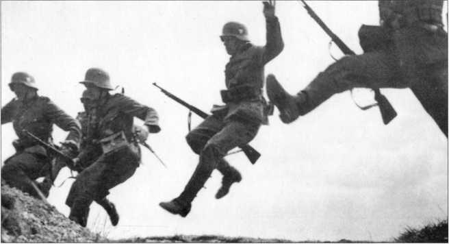 Пехотинцы во время прохождения подготовки в середине 30х годов Вооруженные - фото 9