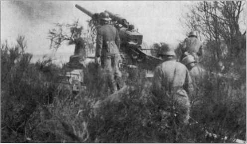 Немецкие артиллеристы ведут огонь из тяжелой пушки К18 во время кампании 1939 - фото 14