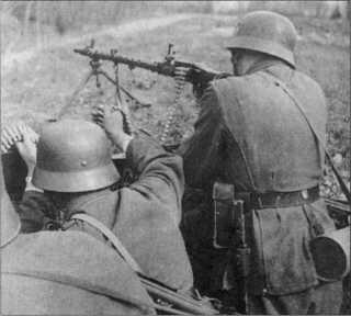 Пехотинцы ведут огонь из 792мм пулемета MG34 Разработанный в начале 30х - фото 16