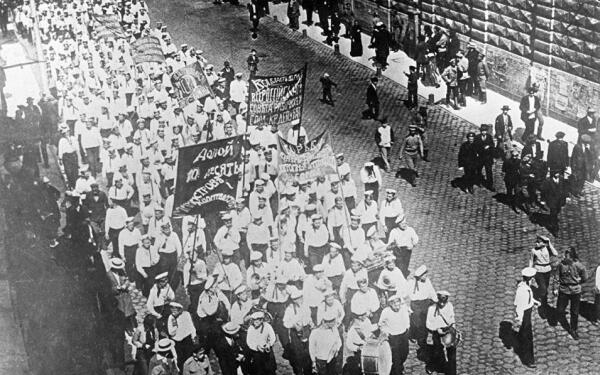Демонстрация революционных моряков в Петрограде 4 июля 1917 Однако об общем - фото 1