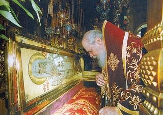 Патриарх Алексий II у честных мощей святителя Алексия Митрополита Московского - фото 15