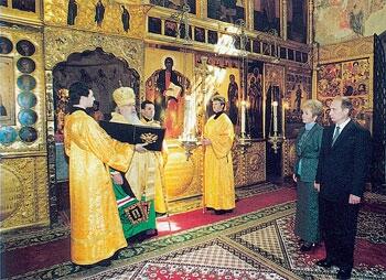 Святейший Патриарх Алексий вручает главе государства ВВ Путину - фото 16