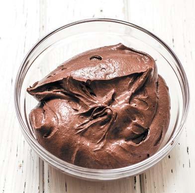 4 Выложить шоколадное тесто в смазанную маслом форму и выпекать в духовке при - фото 65