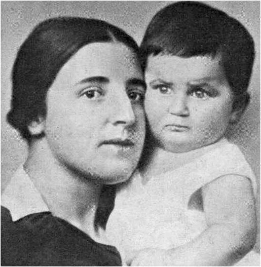 Надежда Аллилуева с сыном Василием Сталиным Взгляд у нее уже не такой - фото 3