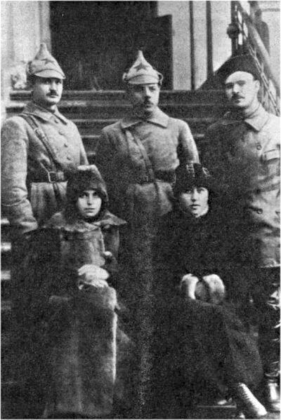 Первый красный офицер в центре стоит со своей избранницей сидит справа - фото 4
