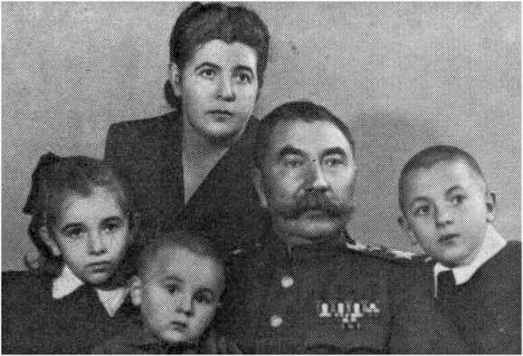 Маршал с новой женой Марией Васильевной и детьми Чета Калининых на пороге - фото 9
