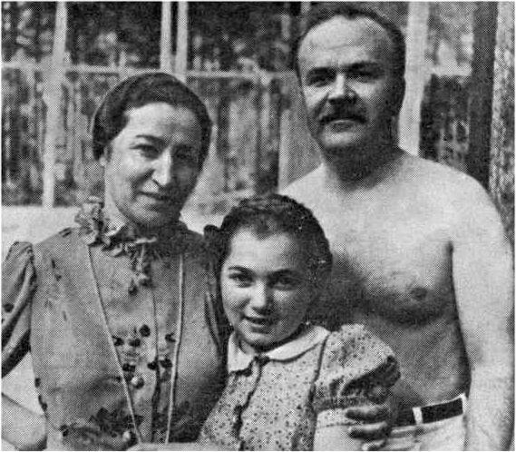 После смерти Сталина он на вопрос чем его наградить сухо бросит Верните - фото 24