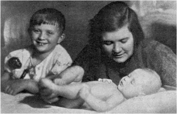 Нина Хрущева с детьми Радой и Сергеем Хрущев первым из вождей не - фото 29
