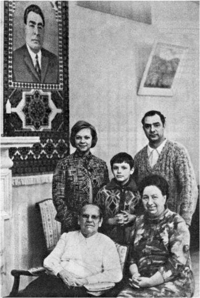 Истинное призвание семья Со свекровью Натальей Денисовной сыном Юрием - фото 36