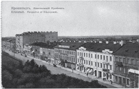 Николаевский проспект в Кронштадте Хорошо виден единственный пятиэтажный дом - фото 3