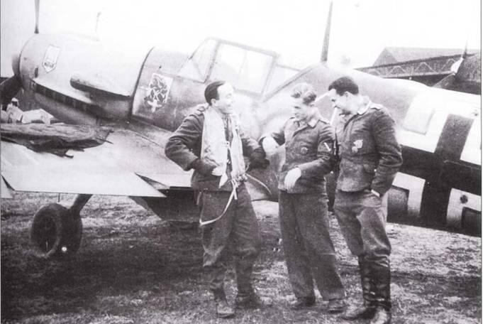 Три пилота из ErgGrJG 54 осенью 1941 года Слева унтерофицер Карл Шнорер - фото 1