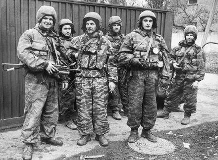 Уникальная фотография бойцы отряда перед спецоперацией в Алдах На фото - фото 14