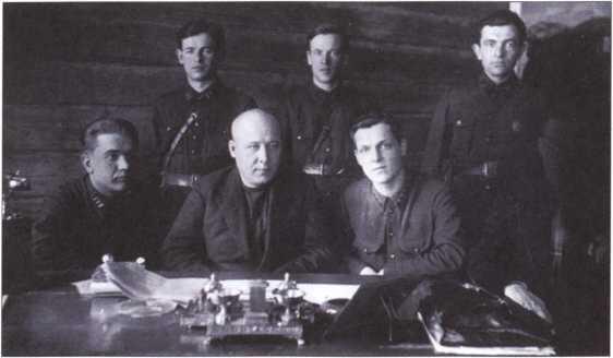 Оперуполномоченный Богданов НК крайний слева среди работников Устюжиского - фото 1
