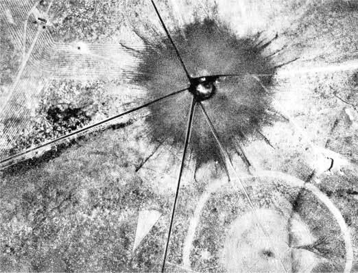 Снимок кратера Тринити после испытания на полигоне Аламагордо Уже через неделю - фото 1