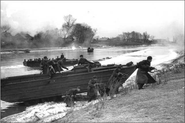 Пехотинцы форсируют реку на плавающих автомобилях БАВ 1957 год Во время - фото 5