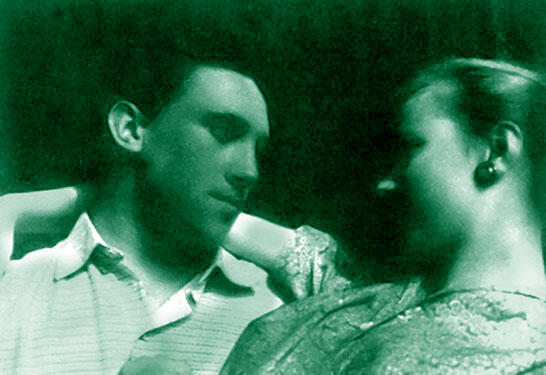 Володя и Иза дома Фото 1958 г Он мучил меня своим бреньканьем Песням - фото 6