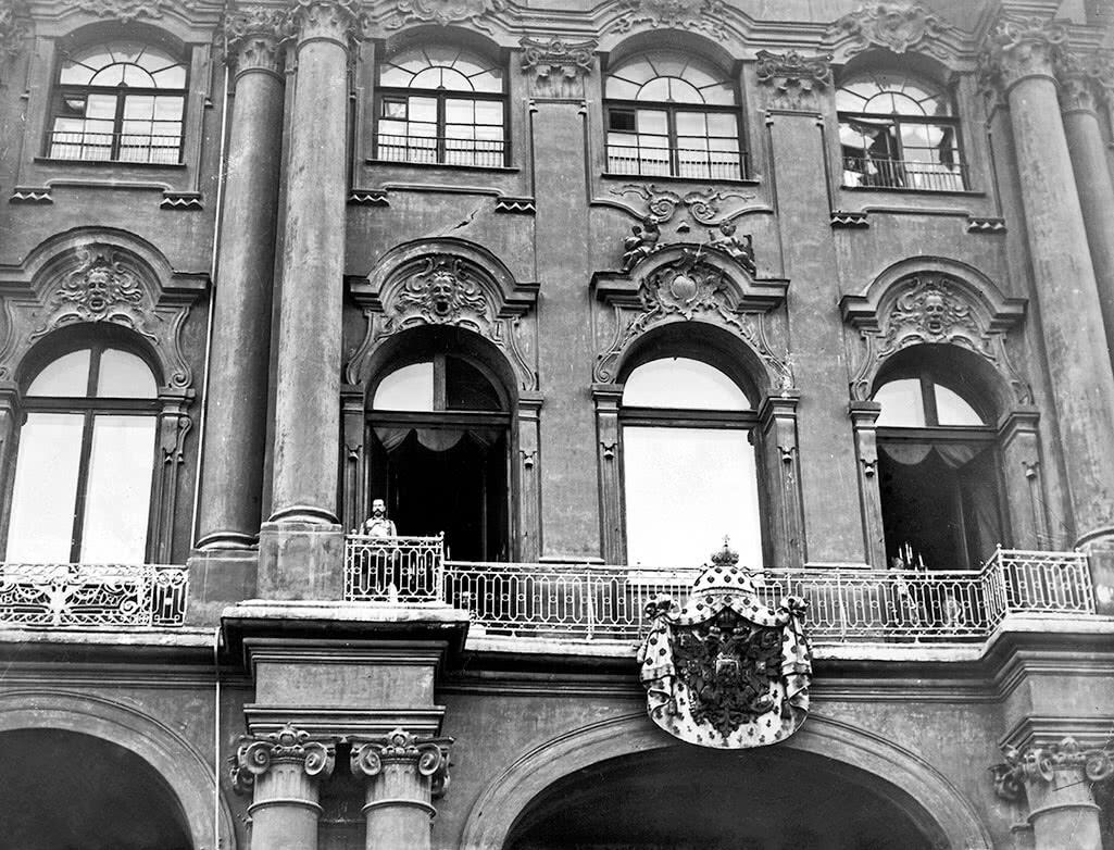 Николай II на балконе Зимнего дворца перед провозглашением Манифеста о - фото 1