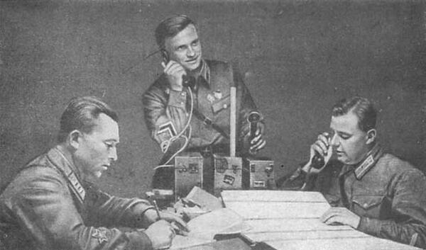 На командном пункте авиаторов слева направо полковой комиссар И Т - фото 13
