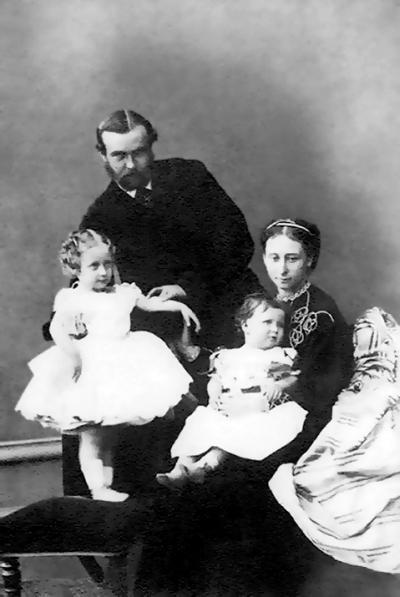 Великий герцог ГессенДармштадтский Людвиг IV с супругой и двумя дочерьми - фото 1