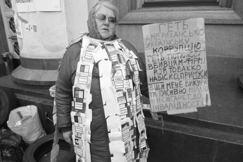 Myroslava Krupa in a cigarette packet cloak protesting at the Verkhovna Rada - фото 8