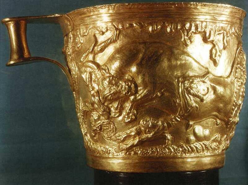 Кубок с изображением быка из гробницы в Вафио Лакония I половина XV века до - фото 13