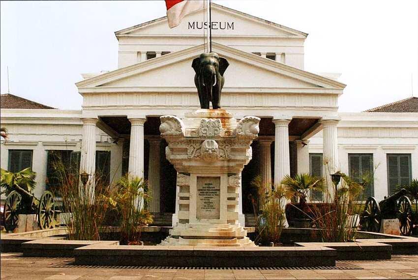Здание музея Среди жителей Джакарты распространены два названия Национального - фото 1
