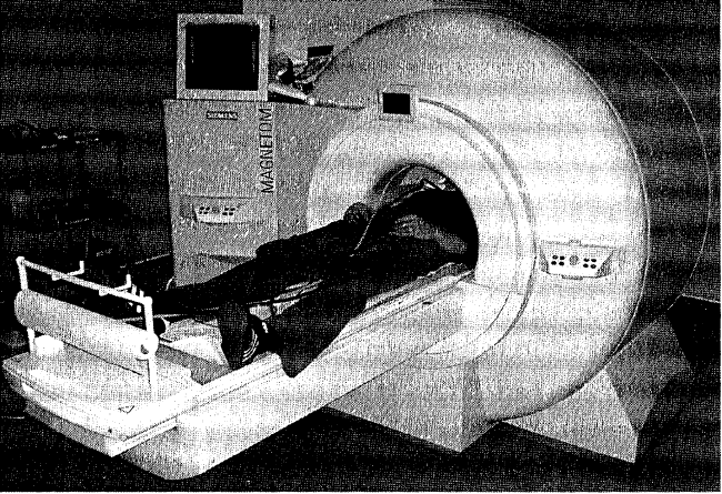 Рис п6Испытуемый лежащий внутри томографа для сканирования мозга Вот - фото 4