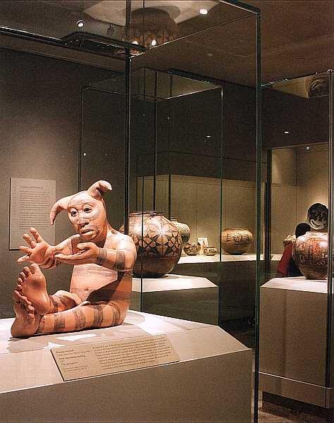 В зале музея Искусство Египта Рельеф с изображением Монтуэмхета и Анубиса - фото 5