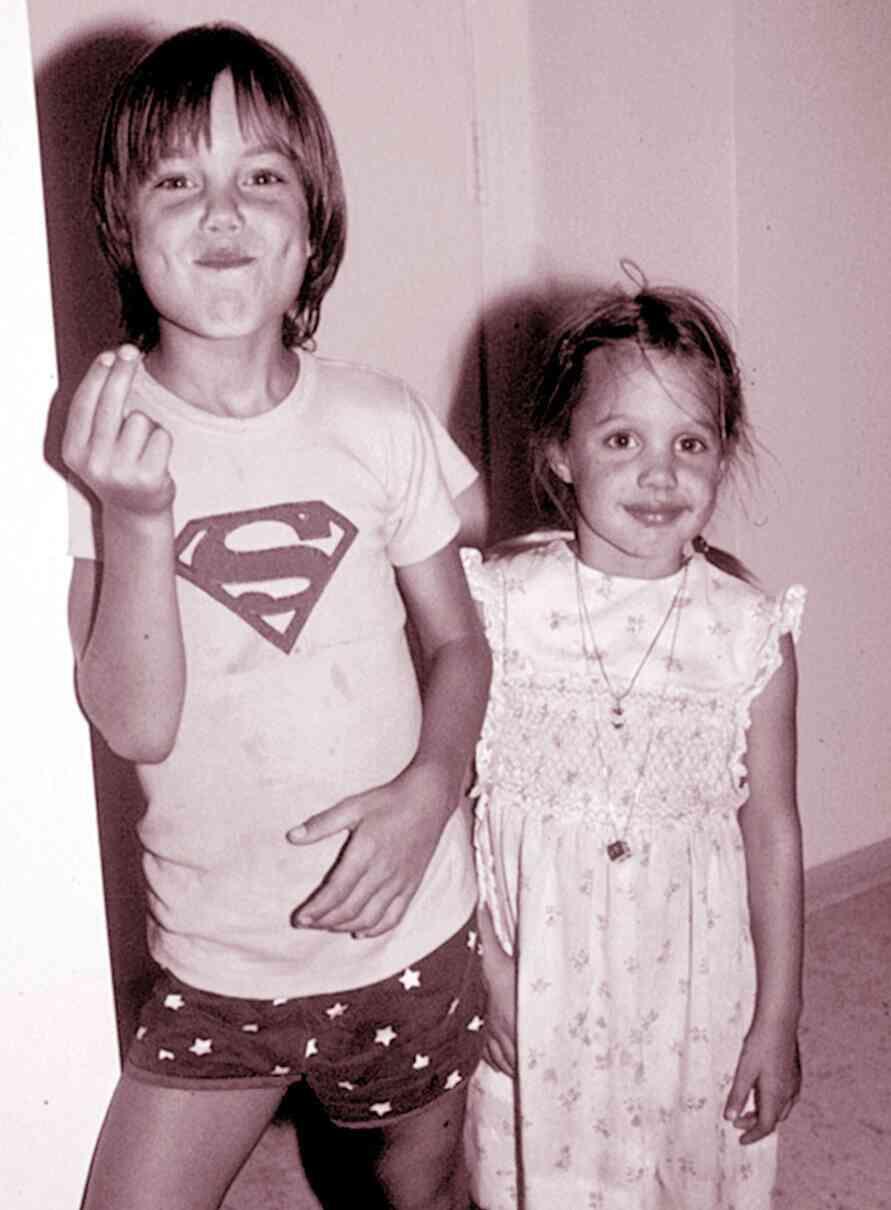 Анджелина с братом Джеймсом Едва ли совсем еще маленькая Анджелина могла - фото 2