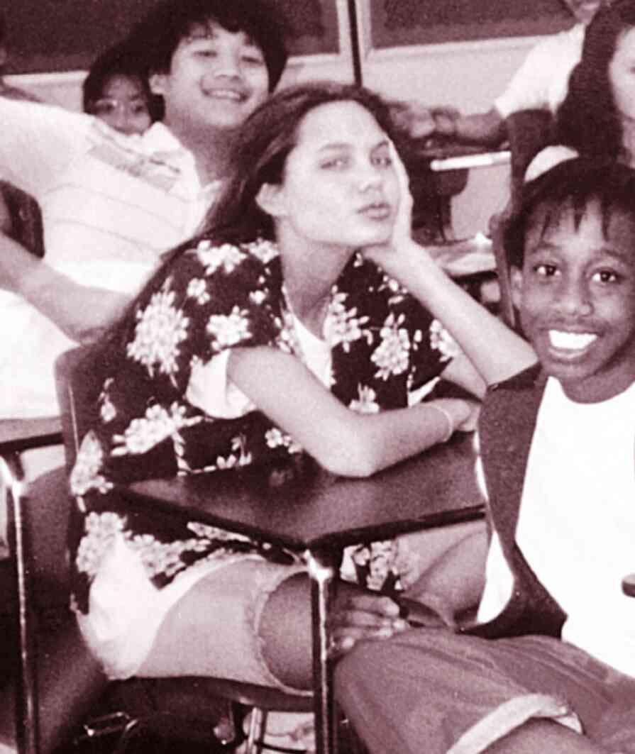 Азиаты и афроамериканцы еще со школьных лет окружали Джоли Впрочем уродство - фото 5