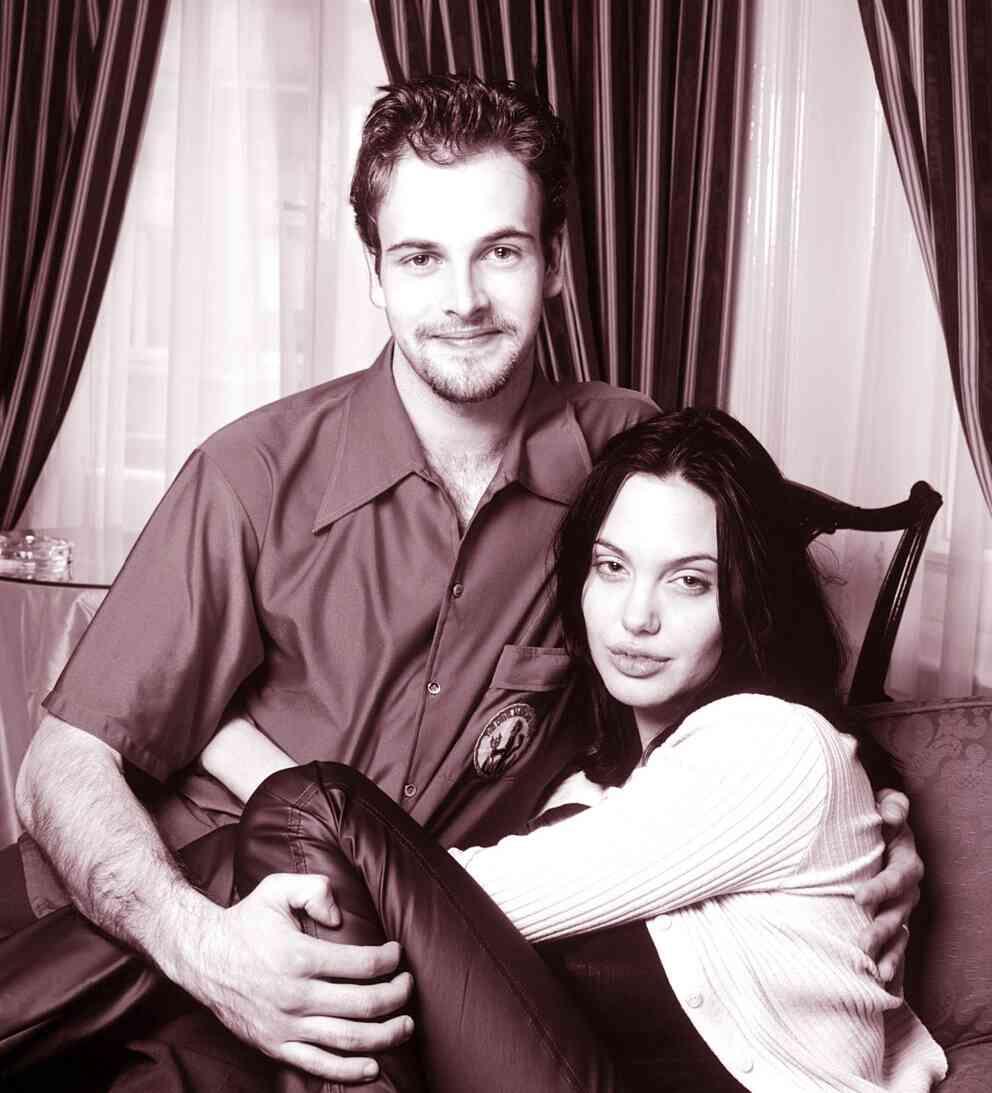Джоли и ее первый муж Джонни Ли Миллер В течение 19951996 годов Джоли - фото 12