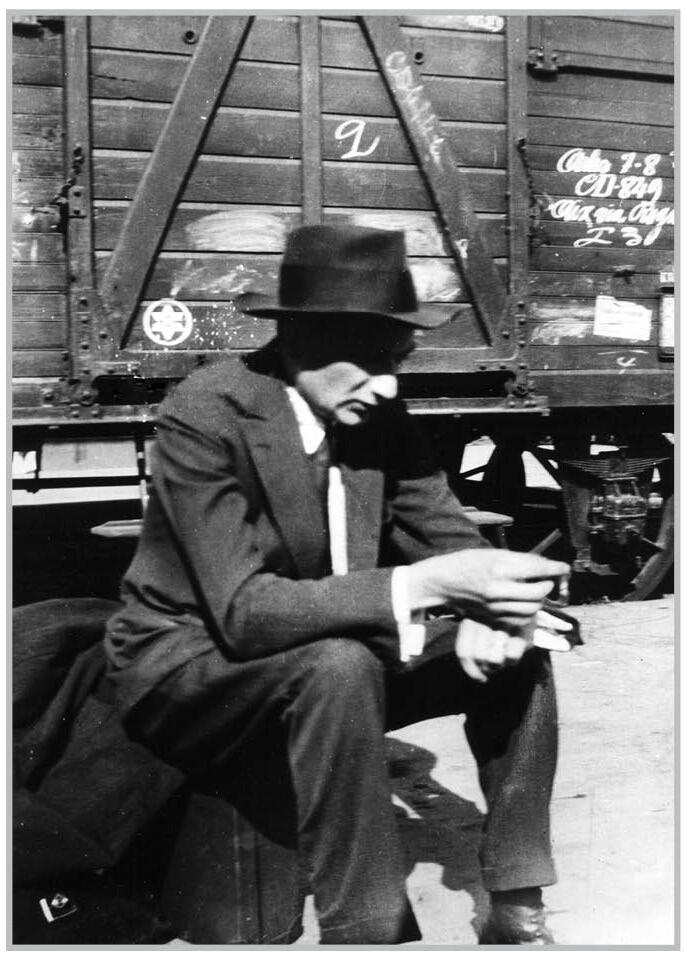 Frontispiece Joseph Roth on a railway platform somewhere in France in 1925 - фото 1