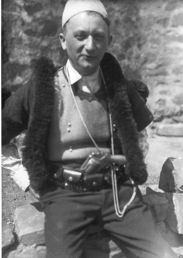Joseph Roth in Albanian folkloric costume in 1927 in Albania Joseph - фото 10